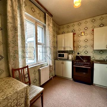 Миколи Ушакова вул., 16