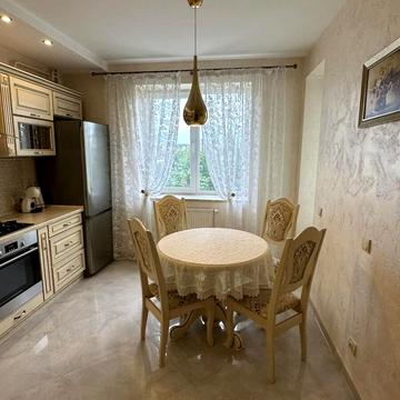 Пасічна вул., 125