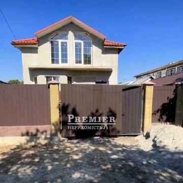 Двоповерховий приватний будинок з двором та парковкою