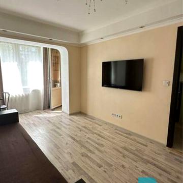 Петра Калнишевського вул. (Михайла Майорова), 1