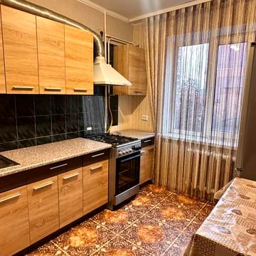 Андрія Мельника вул., 8