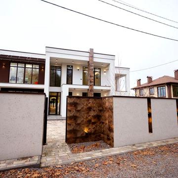 Продається шикарний 4 кімнатний Будинок на  Окружному Масиві.