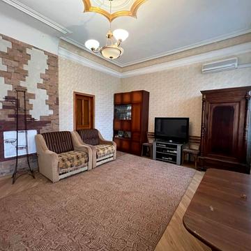 Чоботарська вул., 11