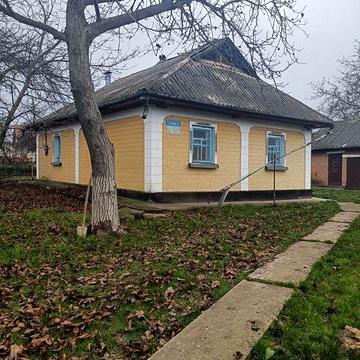 Будинок і земельна ділянка