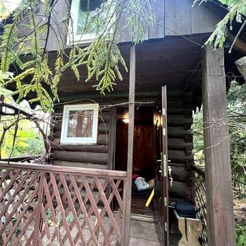 Деревʼяний будинок (брус)під розбір без землі з вікнами та дверима