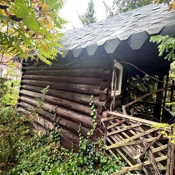 Деревʼяний будинок (брус)під розбір без землі з вікнами та дверима