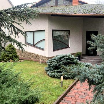 Продаж двох будинків, 8 сот землі, без комісії. Світло не вимикають