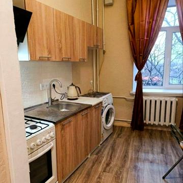 10 Квітня вул., 16