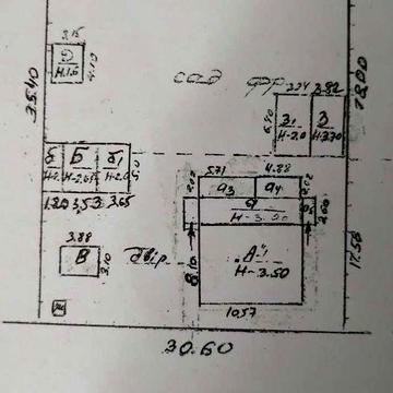 будинок у місті з великою ділянкою