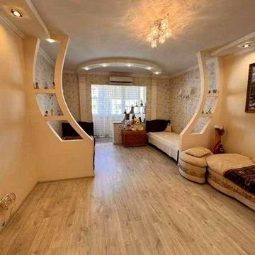 Продам 2-кімнатну квартиру на вул. Тополева з ремонтом