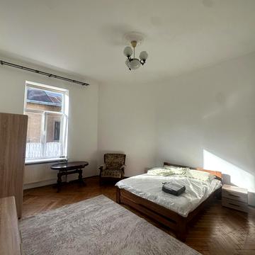 Гетьмана Петра Дорошенка вул. (), 42