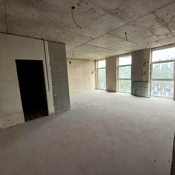 Простора 84 м2 двокімнатна квартира з гарним плануванням .