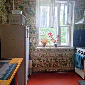 Продам 3к кв біля метро Харківська на вул Братства Тарасівців 9