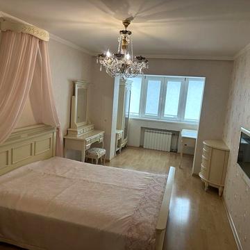 Трикімнатна. Комарова.