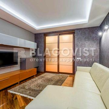 Продам гарну 3-кімнатну квартиру на Дмитрівській 69!