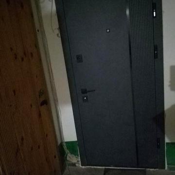 3 ком, 2 балкона, спальные места в каждой комнате.Можно с животными.