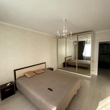 Анни Ахматової вул., 28