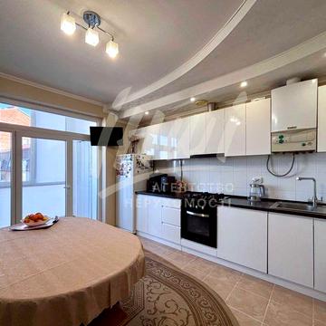 2-кімнатна з функціоналом 3-ох, у центрі міста, біля озера!