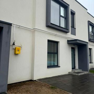 Місячна вул.