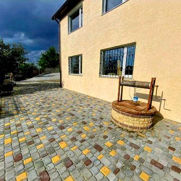 Будинок 295 м з майстернею та гаражем.