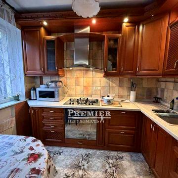 3-кімнатна квартира на Черемушках, середній поверх. Ген. Петрова