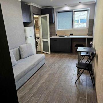 Угорська вул., 2