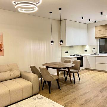 Таунхаус з дизайнерським ремонтом. Повна комплектація меблями.