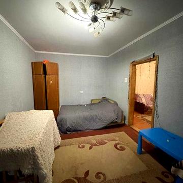 Продаж 3 кімнатної квартири. Озерна. Середній поверх.