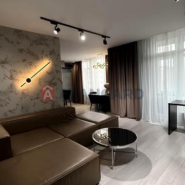 Юнацька вул., 8