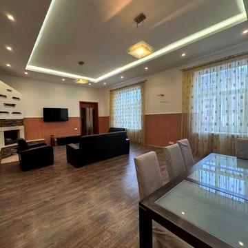 Продається простора 3-кімнатна квартира 128 м² у серці старого міста