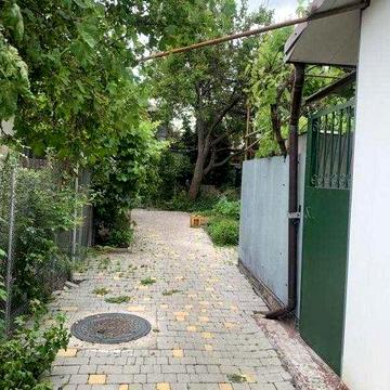 Продам двокімнатну квартиру з власним двором та парковкою наЧеремушках