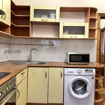 Саперно-Слобідська вул., 8