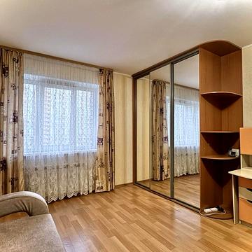 Саперно-Слобідська вул., 8