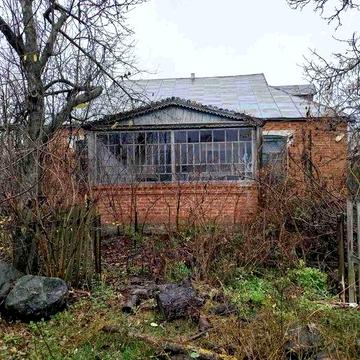 Продається будинок із червоного цегли під ремонт