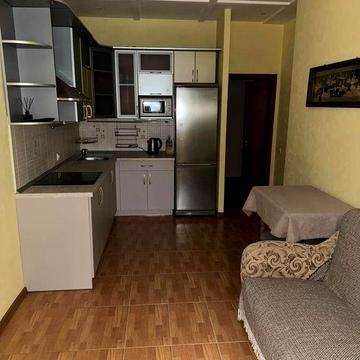 Оренда квартири з робочим місцем на балконі та великою кухнею