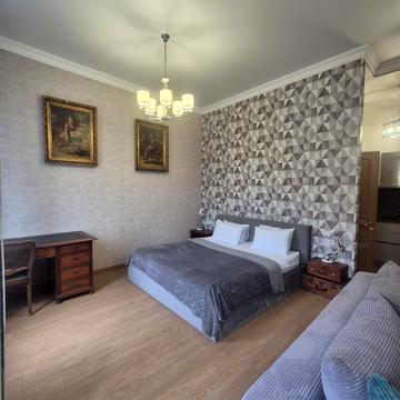 Європейська пл. (Катерининська), 8