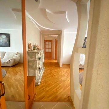 Здаю три кімнатну квартиру центр