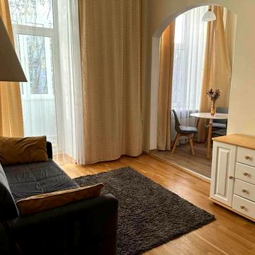 Десятинна вул., 1/3