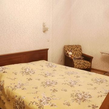 Дніпровська набережна вул., 1