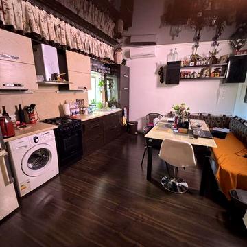 Продаж є відновлення 2 кімнатної квартири в Центрі