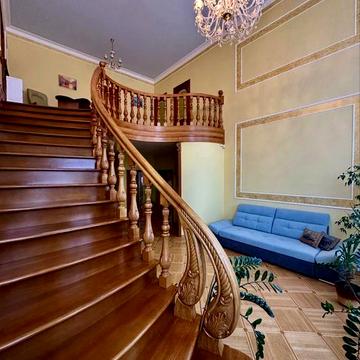 Продаж 2-рівневої резиденції в центрі Луцька