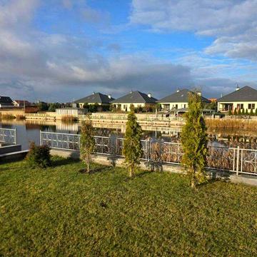 Продам дом на берегу озера с бассейном в КГ"Межречье" от собственника.