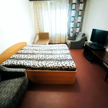 Центр . Однокімнатна на оренду з газовою плитою.