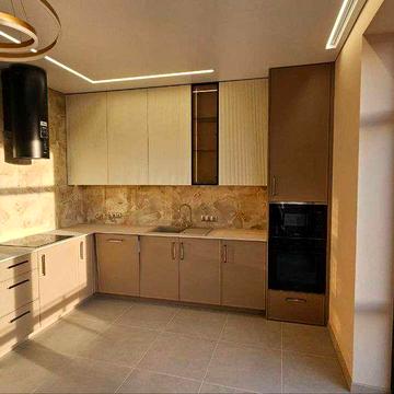 Продаж світлої трикімнатної квартири з великою терасою