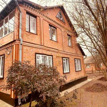 Продам двоповерховий будинок з земельною ділянкою