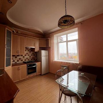 Здається 2-кімнатна квартира в новобудові.