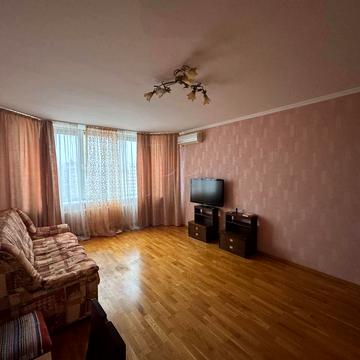 Анни Ахматової вул., 35-А