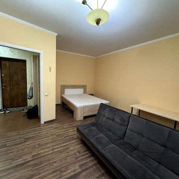 Однокімнатна з ремонтом та меблями. Сертифікат