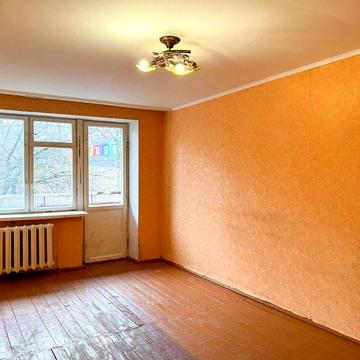 Продається 2-кімнатна квартира, 2-й поверх, окремі кімнати, під ремонт