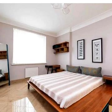 Дніпровська набережна вул., 14